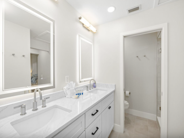 Intimate 4 unit beachfront complex